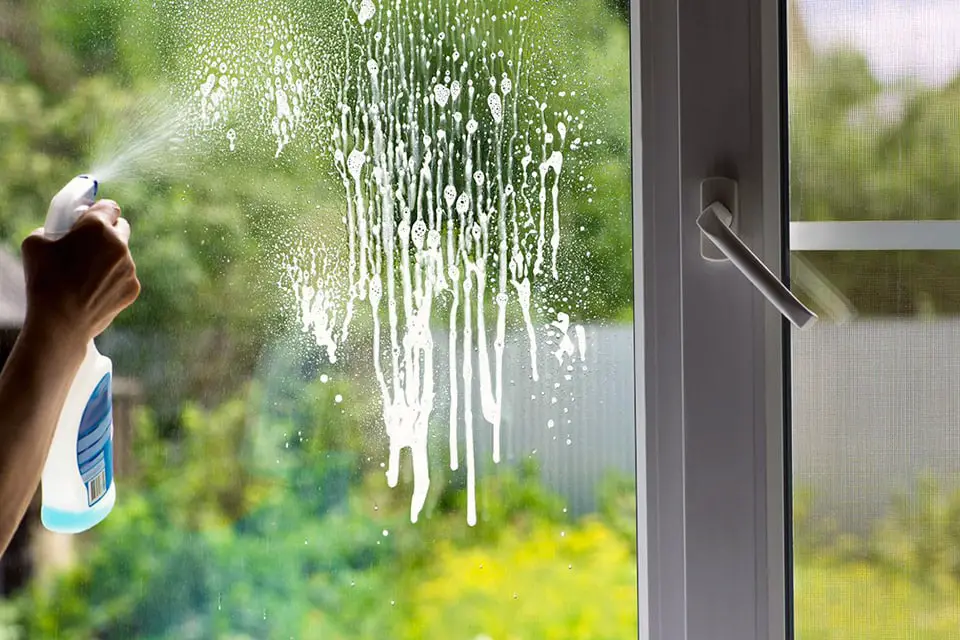 comment nettoyer vitres maison pas cher
